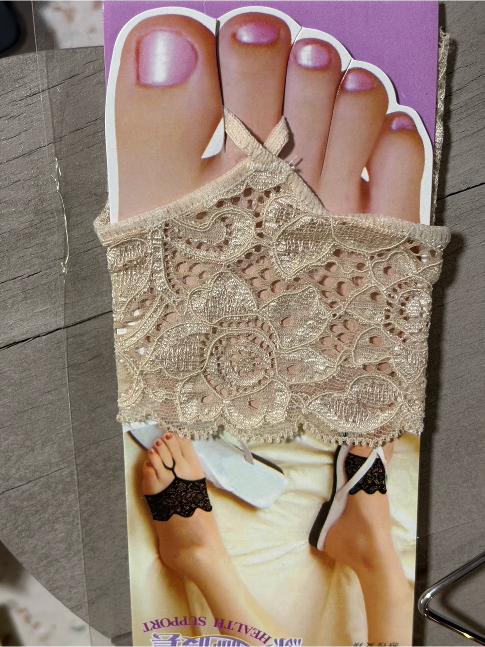 Foot Protector with Lace Design - Picture 5 of 10